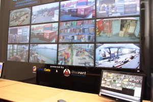 Painel com 12 monitores permite visualizar áreas do porto