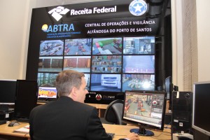 Richard demonstra o sistema em operação na inauguração