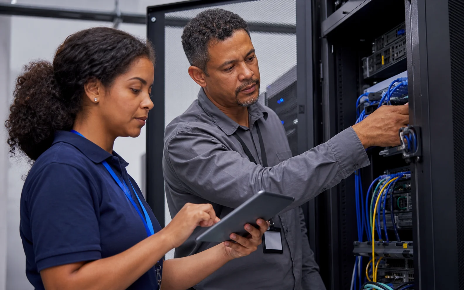 Profissionais integrando sistemas em um Data Center