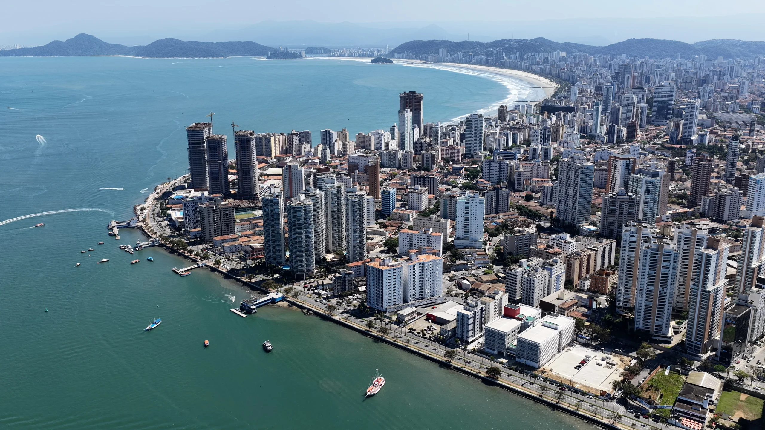 Vista aérea de Santos com o canal portuário ao fundo