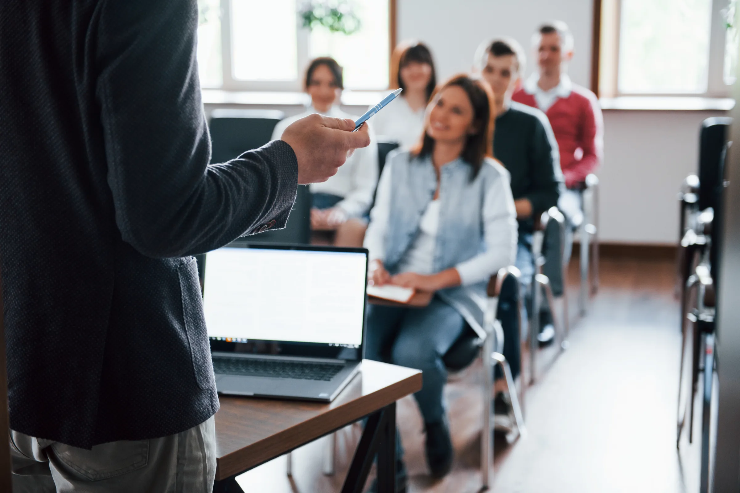 Participantes acompanhando uma apresentação em um ambiente de pesquisa e aprendizado