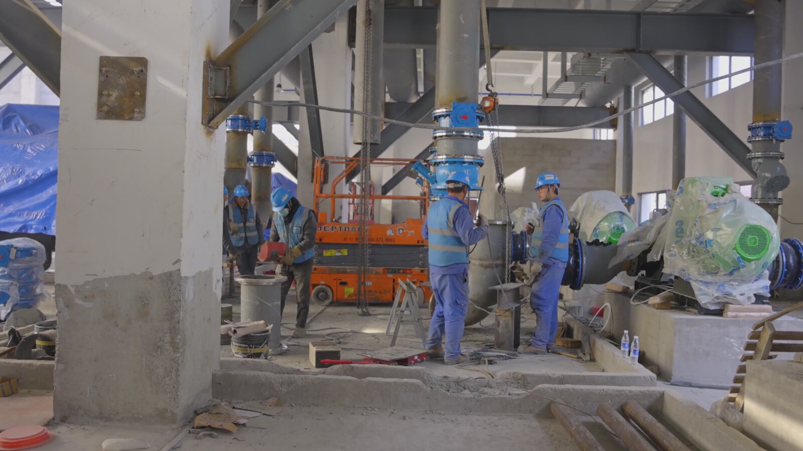 Profissionais acompanhando uma operação industrial conectada