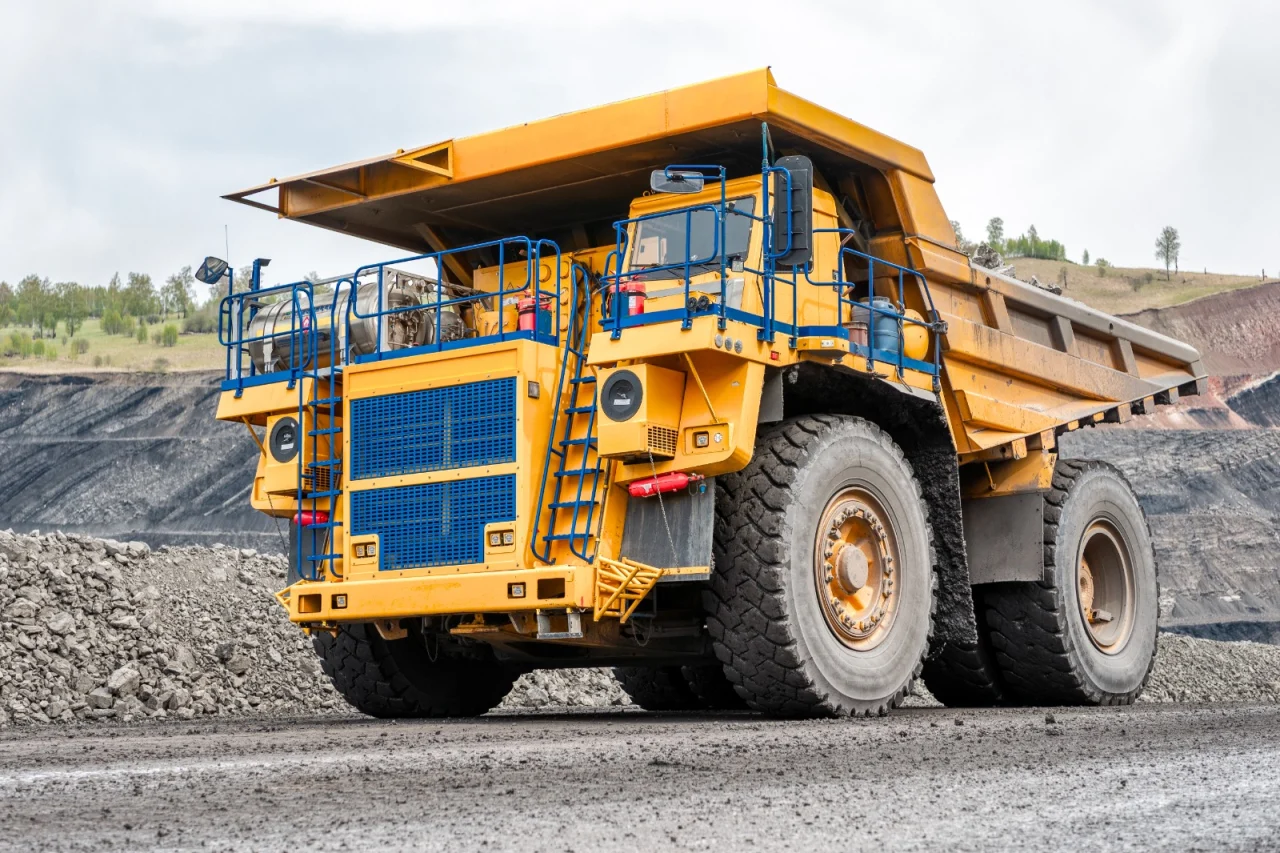 Caminhão fora de estrada em uma operação de mineração