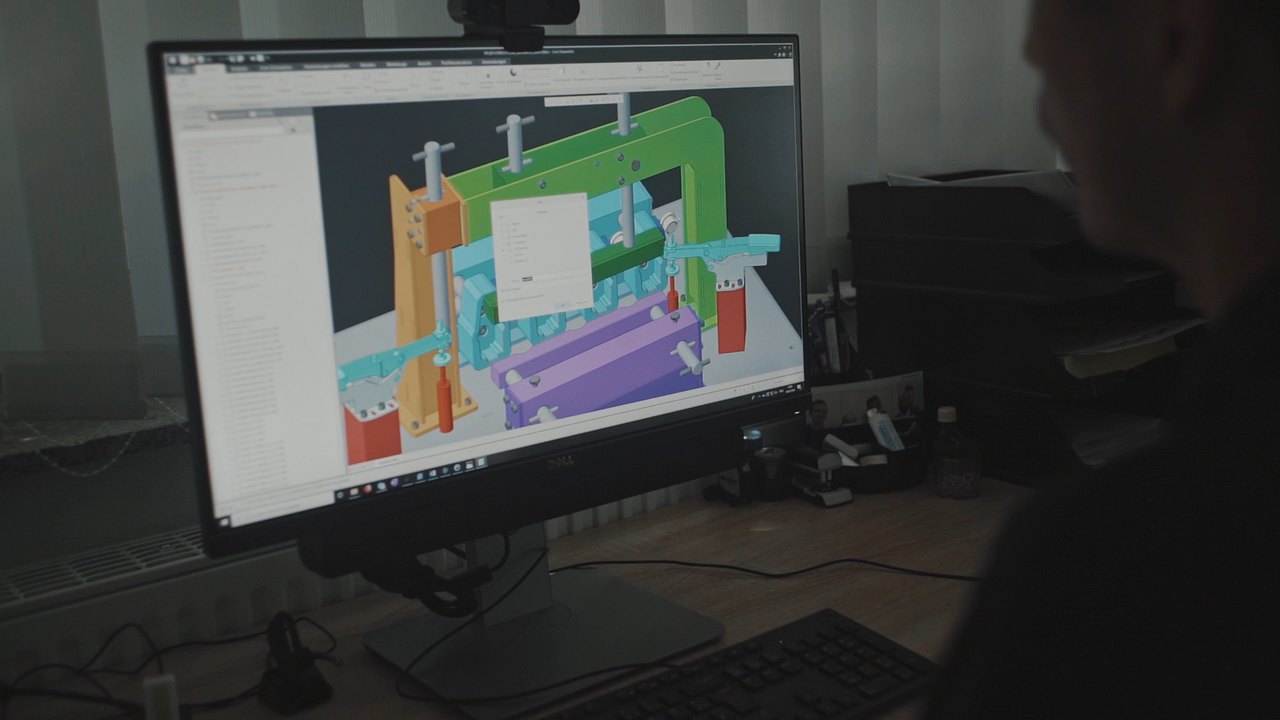 Projeto de engenharia exibido em monitor de computador