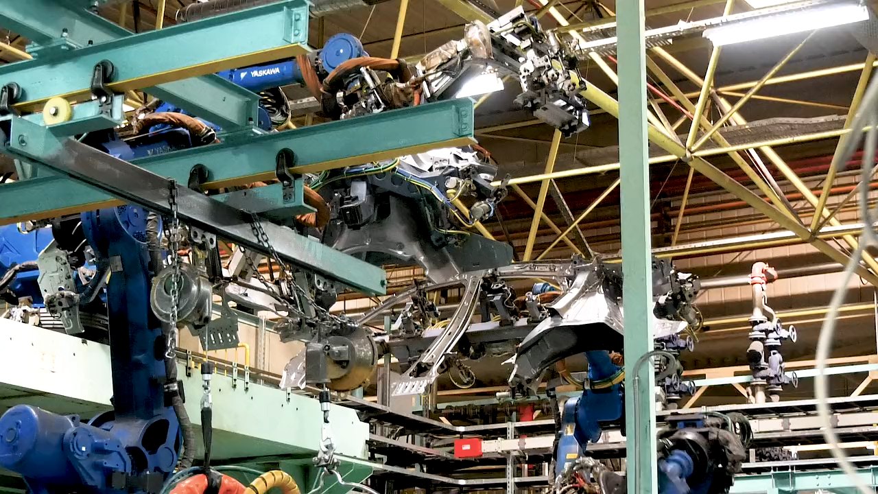 Linha industrial automatizada com equipamentos de produção