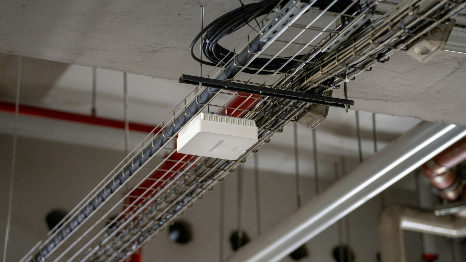 Ponto de acesso Wi-Fi instalado em eletrocalha de um ambiente industrial