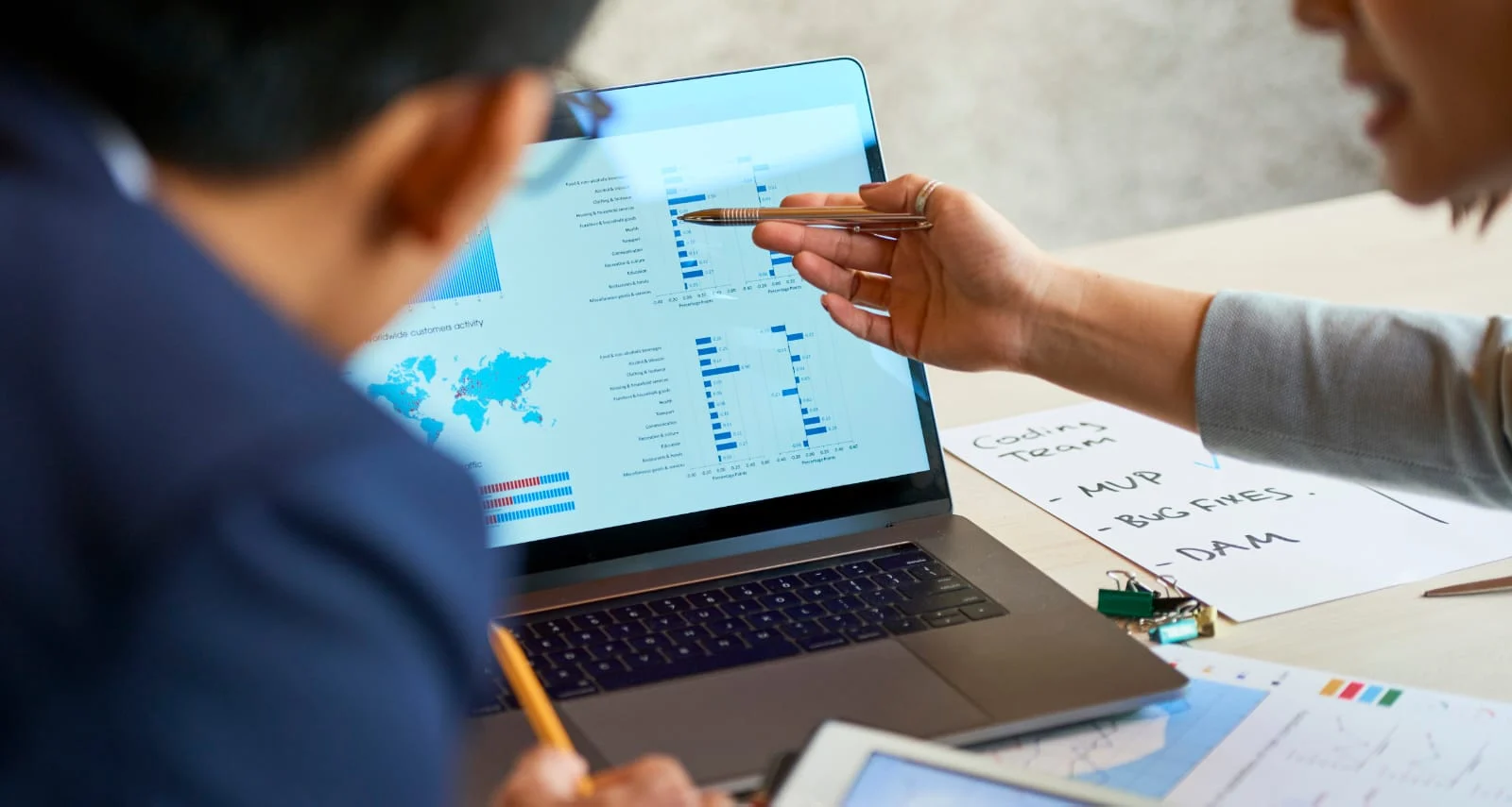 Profissionais analisando indicadores operacionais em um notebook