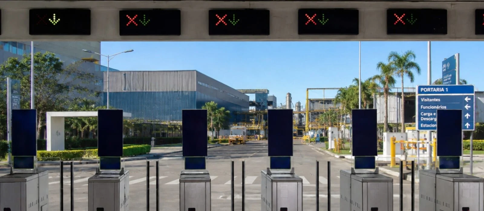 Catracas eletrônicas de controle de acesso na portaria de uma instalação industrial