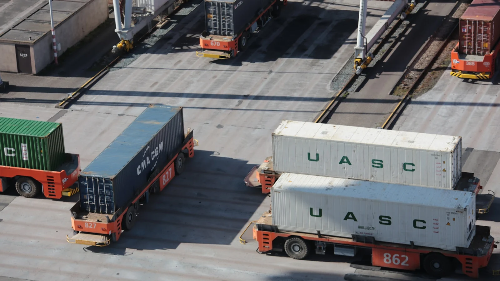 Veículos autônomos transportam contêineres em um terminal automatizado