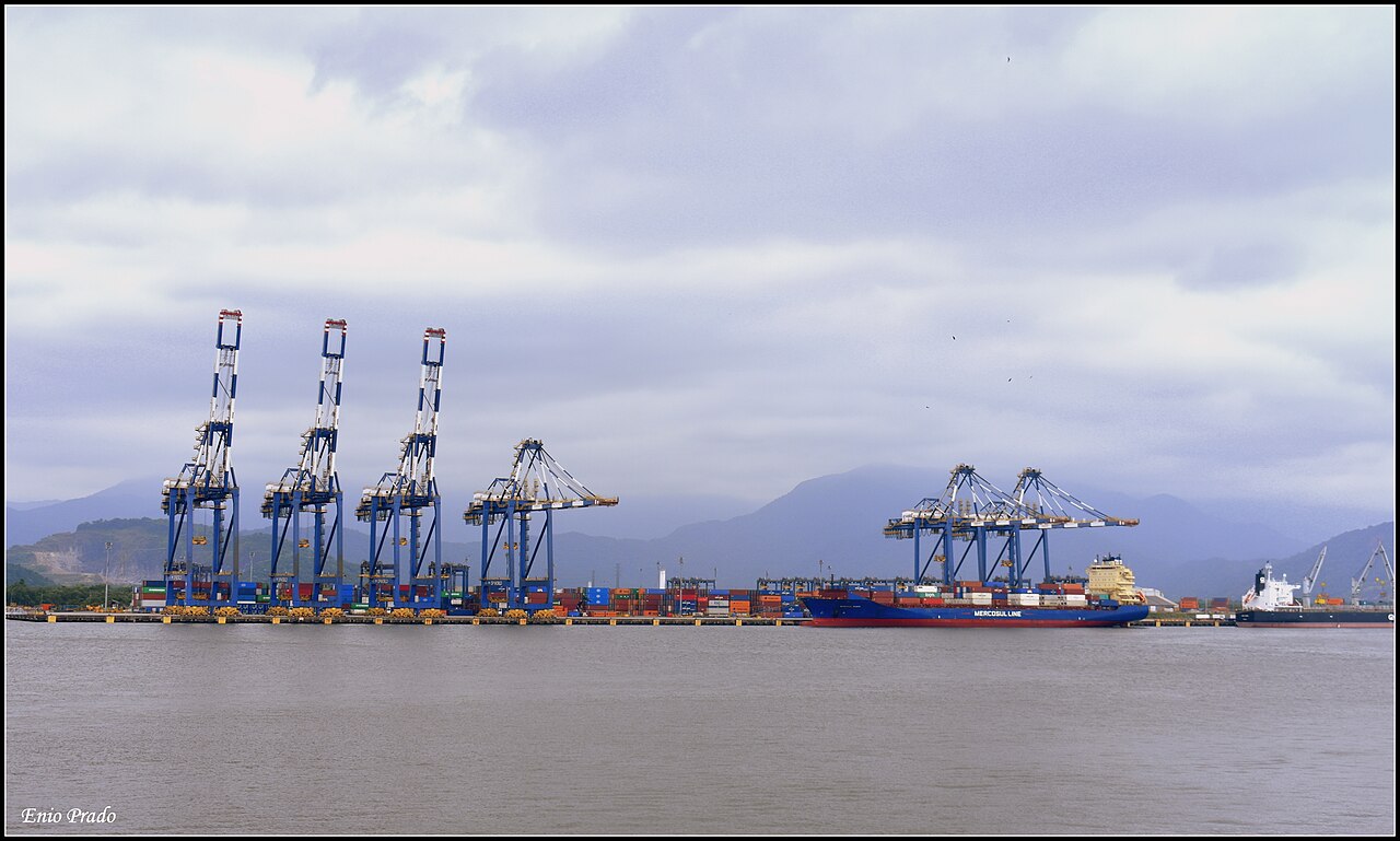 Vista panorâmica do Porto de Santos com terminal, guindastes e navio
