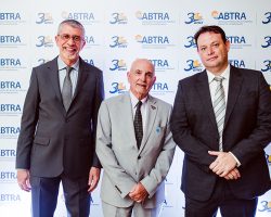 ConsulData celebra os 30 anos de fundação da ABTRA e participa de evento comemorativo em Brasília