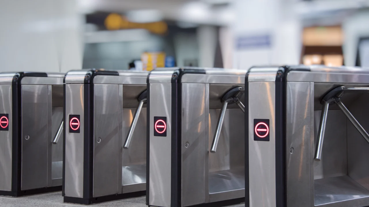 Catracas metálicas de controle de acesso em uma entrada de metrô